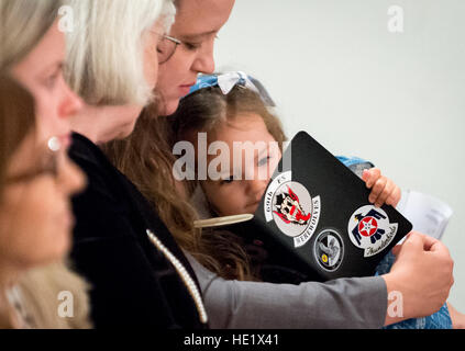 Real Zaashila Rodriguez Miller, 1, arrière petite-fille d'Elaine Danforth Harmon, qui a servi comme pilote de l'Armée de femmes WASP durant la Seconde Guerre mondiale, ressemble à un carnet rempli de messages de femmes pilotes de l'USAF Harmon et honorer toutes les guêpes pendant un service commémoratif pour les femmes à l'Harmon dans le service militaire pour l'Amérique monument au cimetière national d'Arlington, le 7 septembre 2016. Le journal, présenté par le Lieutenant-colonel Caroline Jensen, USAFR, documenté les pilotes vols réalisés portant un drapeau présenté à la famille Harmon après son enterrement avec tous les honneurs militaires à Arlington. La famille Harmon a travaillé s Banque D'Images