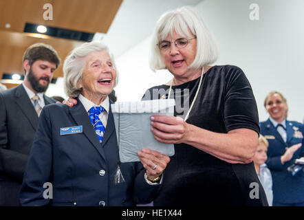 Terry Lee Harmon, fille d'Elaine Danforth Harmon, qui a servi comme pilote de l'Armée de femmes WASP durant la Seconde Guerre mondiale, chante la chanson de l'US Air Force avec d'anciens WASP, Mary Anna 'Marty' Martin Wyall, 95, à l'occasion du service commémoratif tenu à l'égard des femmes dans le service militaire pour l'Amérique Memorial, après un service funèbre, avec tous les honneurs militaires, pour l'Harmon au cimetière national d'Arlington, le 7 septembre 2016. La famille Harmon a travaillé depuis sa mort en avril 2015, à 95 ans, afin de faire annuler une décision de l'armée américaine, cette même année, d'annuler l'admissibilité pour les guêpes pour enterrement à Arlington. Les GUÊPES, un Banque D'Images