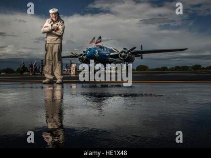 La retraite de l'US Air Force Le Lieutenant-colonel Richard E. Cole, Co-Pilot à Jimmy Doolittle Doolittle, raid au cours de l'élève face à une rénovation U.S. Navy B-25 Mitchell affichée à un meeting aérien à Burnett, Texas. Le lieutenant-colonel Cole a été honoré par la communauté et des invités comme le seul membre du service militaire vivant du 18 avril 1942 Raid de Doolittle. Le s.. Vernon Young Jr. Banque D'Images