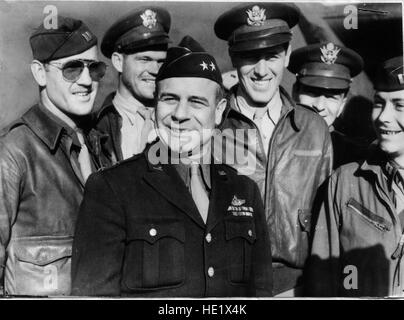 Le lieutenant-général James H. Doolittle centre, commandant de l'Army Air Forces Eighth Air Force, est entouré par un groupe de dépliants aux États-Unis. Cette photo a été prise avant sa promotion au grade de lieutenant général. Le général a pris part au premier raid sur Tokyo le Avril 18,1942, lorsqu'un escadron de bombardiers B-25, pas conçu pour les opérations des transporteurs, a décollé de l'USS Hornet dans l'océan Pacifique Nord à bombarder les installations militaires au Japon. Banque D'Images