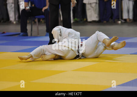 Deux garçons kimono judoka dans la concurrence sur le tatami Banque D'Images