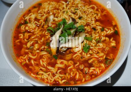 Bol de soupe aux nouilles ramen épicé avec les échalotes et les champignons Banque D'Images