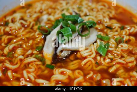 Bol de soupe aux nouilles ramen épicé avec les échalotes et les champignons Banque D'Images