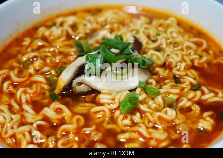 Bol de soupe aux nouilles ramen épicé avec les échalotes et les champignons Banque D'Images