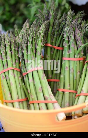 Grappes biologiques cultivés localement d'asperges pour la vente Banque D'Images