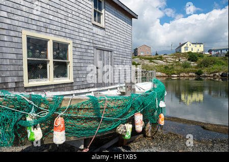 Vieux bateau de pêche délabrés repose à côté d'une cabane dans le village de pêcheurs de Peggy's Cove, Halifax, Nova Scotia Canada Banque D'Images