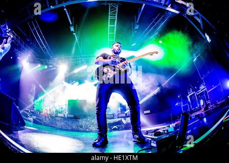 Milano, Italie. Le 15 décembre, 2016. Le rappeur italien Salmo effectue live au fabrique. © Mairo Cinquetti/Pacific Press/Alamy Live News Banque D'Images