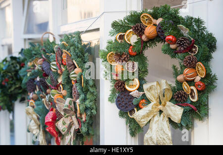 Des couronnes de Noël à l'extérieur d'un magasin à Chipping Campden, Cotswolds, Gloucestershire, Angleterre Banque D'Images