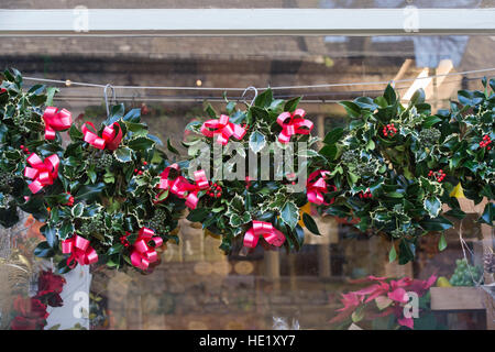 Des couronnes de Noël à l'extérieur d'un magasin à Chipping Campden, Cotswolds, Gloucestershire, Angleterre Banque D'Images