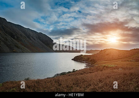 Magnifique coucher de soleil image paysage de montagnes et de l'eau As dans Lkae en automne de District en Angleterre Banque D'Images