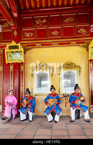 Les musiciens jouent la musique traditionnelle de pouvez Thanh Palace (Palais privé de l'Empereur). Ville Impériale, Hue, Vietnam. Banque D'Images