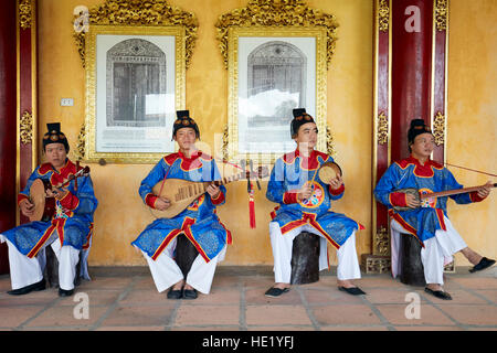 Les musiciens jouent de la musique traditionnelle vietnamienne dans pouvez Thanh Palace (Palais privé de l'Empereur). Ville Impériale, Hue, Vietnam. Banque D'Images