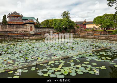 Lac artificiel dans la Cité pourpre interdite. Ville Impériale (La Citadelle), Hue, Vietnam. Banque D'Images