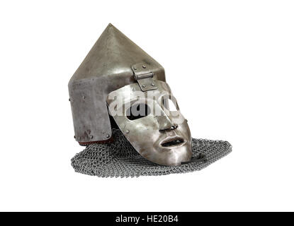 Fer militaire ancien casque de chevalier avec chaîne mail sur fond blanc. Isolé avec clipping path Banque D'Images