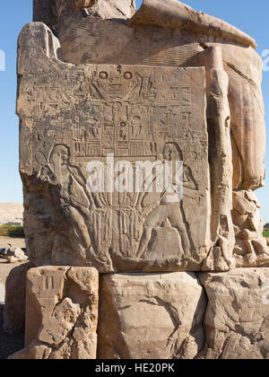 Close up of les colosses de Memnon, gardiens de la chapelle du Temple d'Amenhotep III, en Cisjordanie, l'Egypte Louxor Banque D'Images