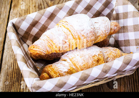 Des croissants croustillants avec plateau Banque D'Images