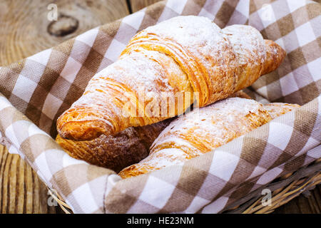 Des croissants croustillants avec plateau Banque D'Images