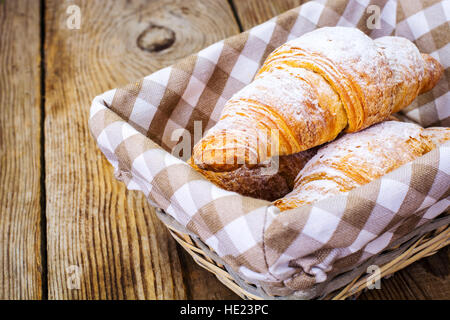 Des croissants croustillants avec plateau Banque D'Images