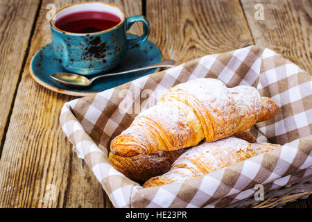 Des croissants croustillants avec plateau Banque D'Images