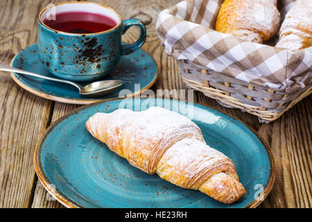 Des croissants croustillants avec plateau Banque D'Images