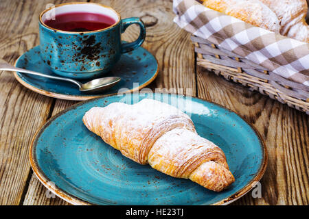 Des croissants croustillants avec plateau Banque D'Images