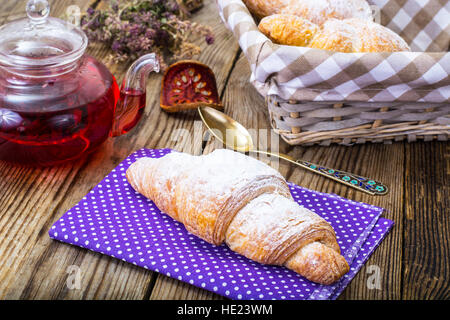 Des croissants croustillants avec plateau Banque D'Images