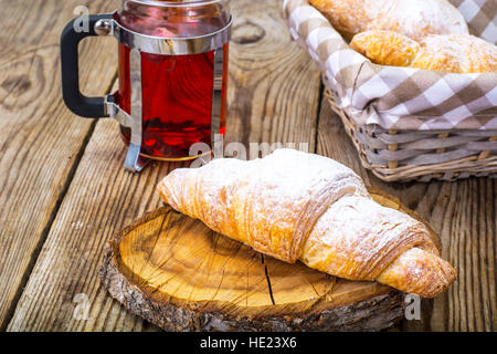 Des croissants croustillants avec plateau Banque D'Images