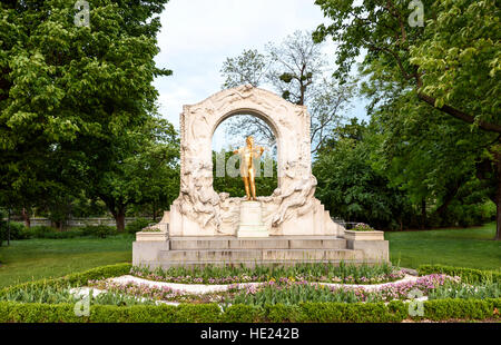 Photo de la statue de Johann Strauss d'or à stadpark au coucher du soleil à vienne, autriche Banque D'Images