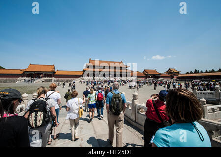 Première cour intérieure avec des ponts sur la rivière d'or et la porte de l'harmonie suprême de la Cité Interdite, à Beijing en Chine. Banque D'Images