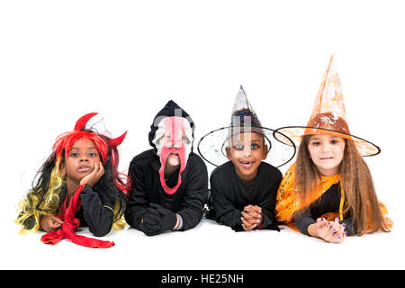 Les enfants face à la peinture et les costumes de Halloween isolé dans White Banque D'Images