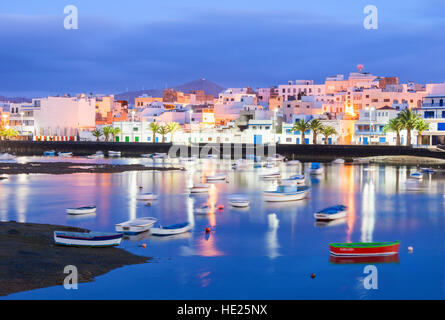 Lanzarote, îles Canaries. Des bateaux de pêche à Charco De San Gines en Arrecife. Banque D'Images