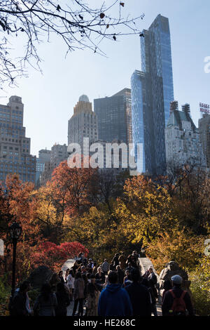 Gapstow Bridge dans Central Park avec Manhattan en arrière-plan, New York NEW YORK, USA Banque D'Images