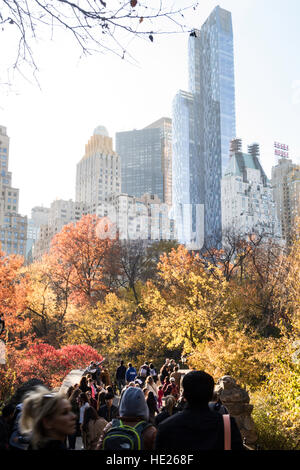 Gapstow Bridge dans Central Park avec Manhattan en arrière-plan, New York NEW YORK, USA Banque D'Images