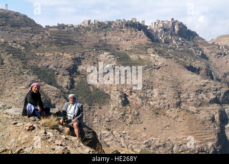 Al Hajjarah, Yémen - 8 janvier 2016 : Deux homme assis devant le village d'Al Hajjarah sur montagnes Haraz, Yémen Banque D'Images