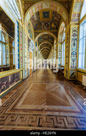 SAINT PETERSBURG, Russie - le 27 juillet 2014 : Le groupe d'étudiants passe par la loggia de Raphaël dans le bâtiment du Musée de l'Ermitage Banque D'Images