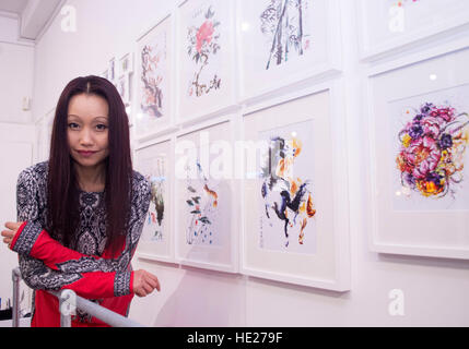 CARDIFF, Royaume-Uni. Le 23 novembre 2016. Chen Jian, un aquarelliste, dans sa boutique dans Duke Street Arcade à Cardiff. Banque D'Images