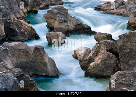 Le Portugal, l'Alentejo : fleuve Guadiana comme petite cascade à Pulo do Lobo Banque D'Images