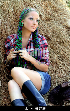 Jeune femme élégante tatoués avec des dreadlocks en cowgirl style Banque D'Images