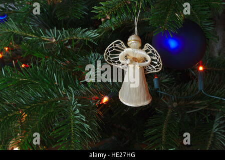 Ange de paille sur un arbre de Noël Banque D'Images