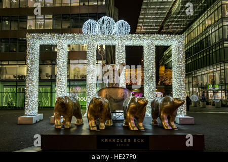 Décoration de Noël / installation de l'éclairage de la porte de Brandebourg dans le quartier commerçant de Berlin. Banque D'Images