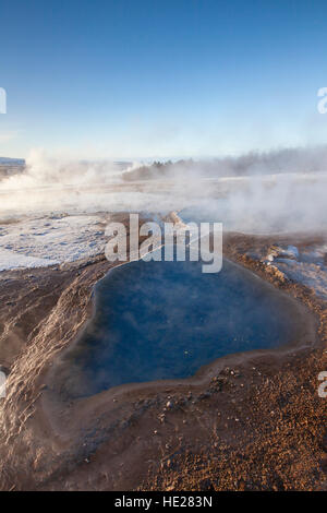 Blesi, piscine d'eau de source chaude dans la zone géothermique à côté de la rivière Hvítá, Haukadalur, Sudurland, Islande Banque D'Images