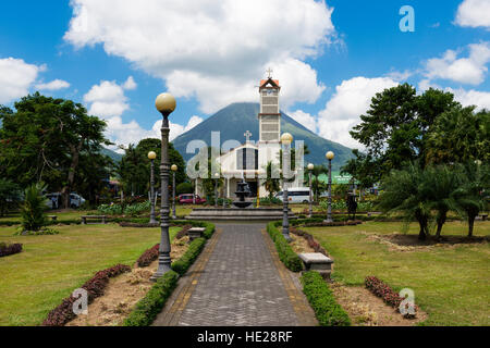 La Fortuna, Costa Rica - 31 mars 2014 : Vue de la ville de La Fortuna au Costa Rica avec le volcan Arenal à l'arrière. Banque D'Images