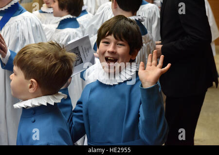 Wells Cathedral Choir choristes se préparer à la messe le jour de Pâques dans la chanson l'école à la cathédrale de Wells. Banque D'Images