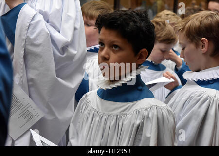 Wells Cathedral Choir choristes se préparer à la messe le jour de Pâques dans la chanson l'école à la cathédrale de Wells. Banque D'Images