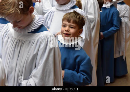 Wells Cathedral Choir choristes se préparer à la messe le jour de Pâques dans la chanson l'école à la cathédrale de Wells. Banque D'Images