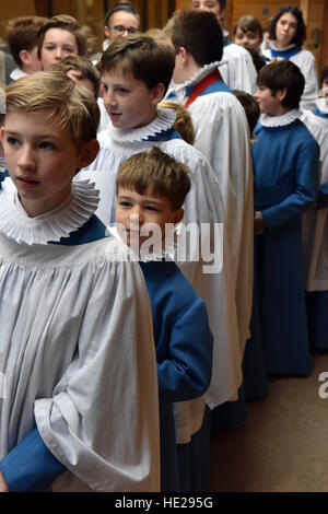 Wells Cathedral Choir choristes se préparer à la messe le jour de Pâques dans la chanson l'école à la cathédrale de Wells. Banque D'Images