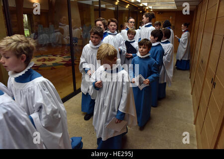 Wells Cathedral Choir choristes se préparer à la messe le jour de Pâques dans la chanson l'école à la cathédrale de Wells. Banque D'Images