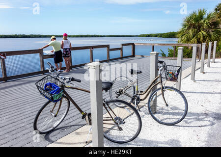 Florida Sanibel Island, J. N. J. N. JN Ding Darling National Wildlife refuge,adulte,adultes,homme hommes,femme femmes,couple,vélos,Sanibel Bayou, Banque D'Images