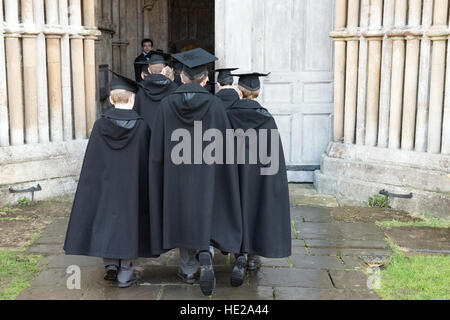 Les choristes du garçon de Wells Cathedral Choir entrer dans la cathédrale pour la messe de Pâques. Banque D'Images