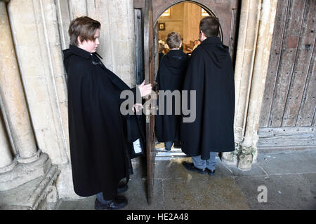 Les choristes du garçon de Wells Cathedral Choir entrer dans la cathédrale pour la messe de Pâques. Banque D'Images